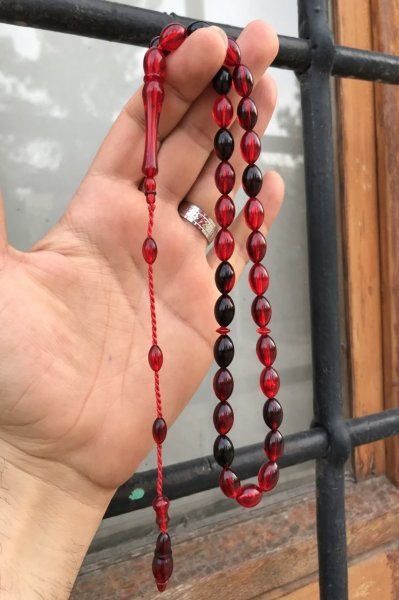 Kırmızı Siyah Tonda Sistem Püsküllü Toz Kehribar Tespih